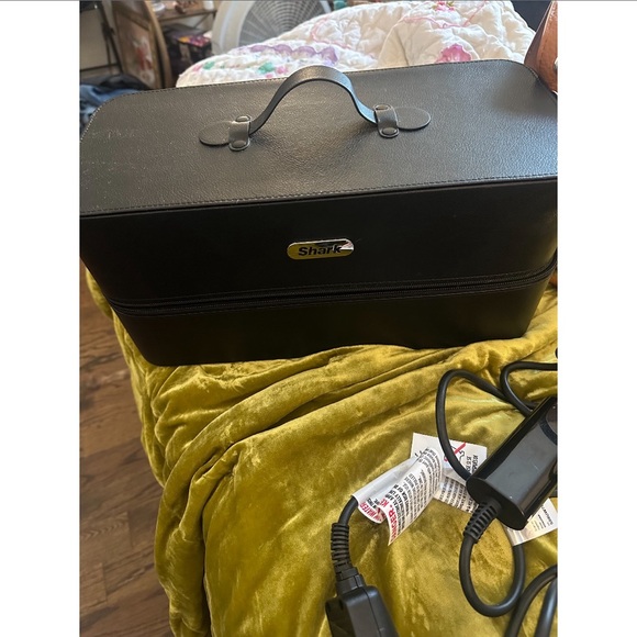 Shark Flexstyle with attachments and a carrying case - Picture 5 of 7